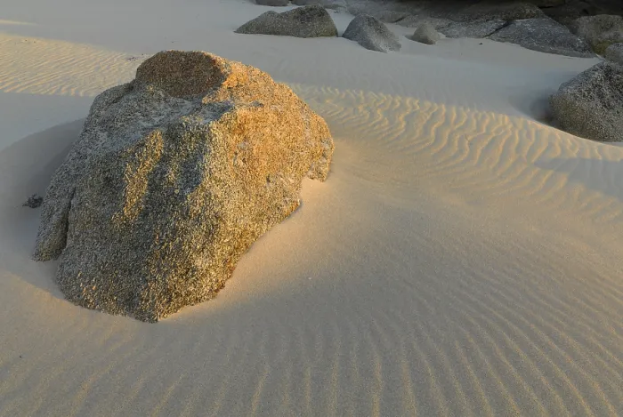 Gerahmter Druck : Granitfelsen im Sand mit Wellenstruktur. Gerahmter Druck : Granitfelsen im Sand mit Wellenstruktur.