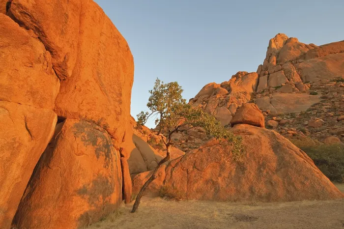 Gerahmter Druck : Granitwand und Gipfel des Spitzkoppe Gerahmter Druck : Granitwand und Gipfel des Spitzkoppe