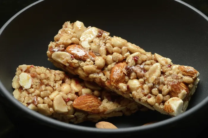 Gerahmter Druck : Granola-Bar, Proteinbar mit Nüssen in Schale Gerahmter Druck : Granola-Bar, Proteinbar mit Nüssen in Schale