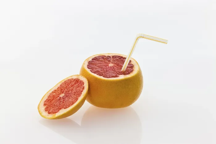 Gerahmter Druck : Grapefruit mit Strohhalm als Getränk.
