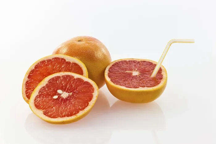 Gerahmter Druck : Granatapfel mit einem Strohhalm als Getränk. Gerahmter Druck : Granatapfel mit einem Strohhalm als Getränk.