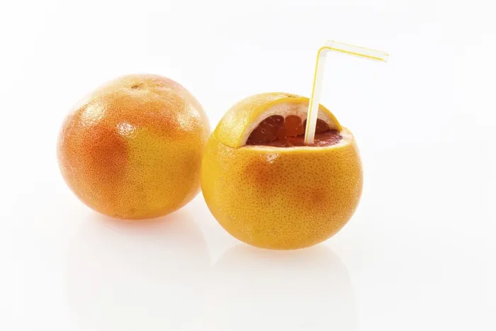 Gerahmter Druck : Granatapfel mit einem Strohhalm als Getränk. Gerahmter Druck : Granatapfel mit einem Strohhalm als Getränk.