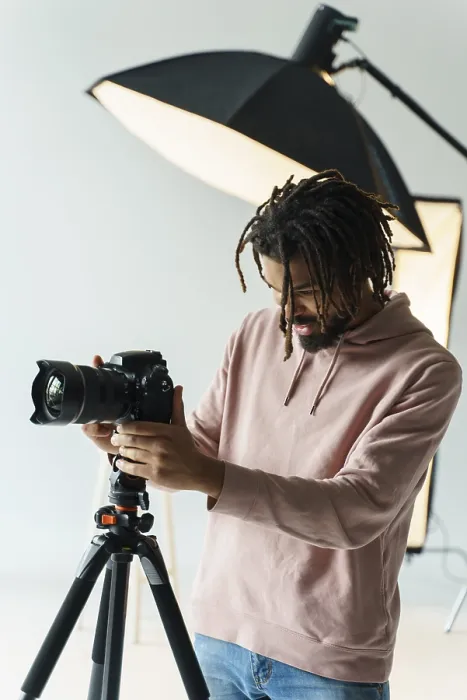 Gerahmter Druck : Fotograf vorbereitet Kamera. Gerahmter Druck : Fotograf vorbereitet Kamera.
