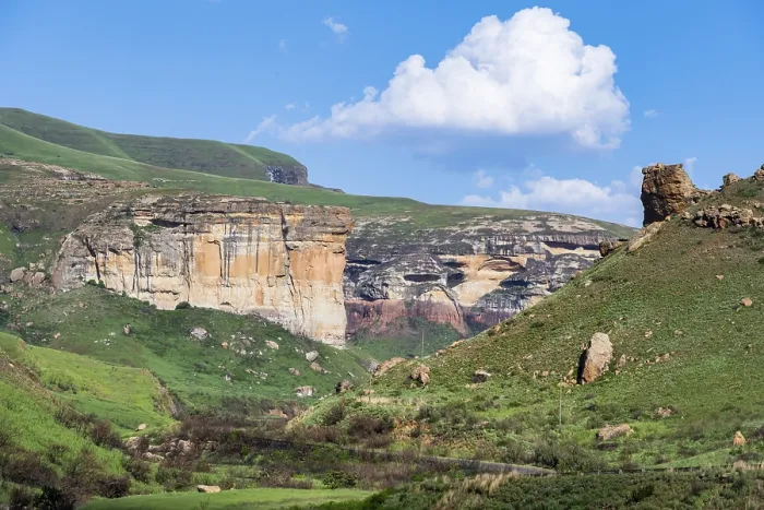 Gerahmter Druck : Weideland mit Sandsteinfelsen und Klippen. Gerahmter Druck : Weideland mit Sandsteinfelsen und Klippen.