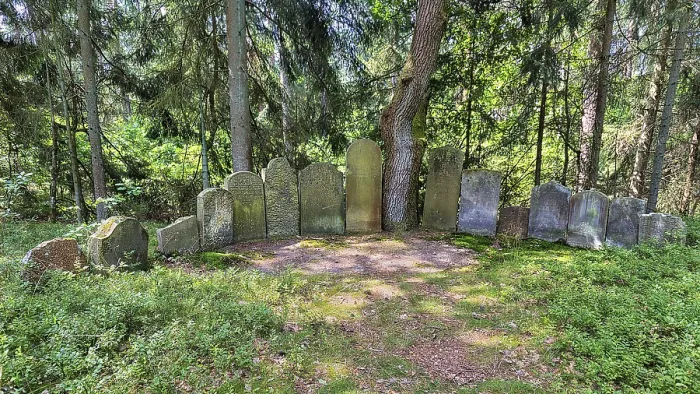 Gerahmter Druck : Viele Grabsteine in einem Halbkreis. Gerahmter Druck : Viele Grabsteine in einem Halbkreis.