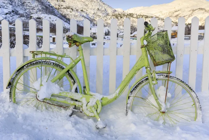 Gerahmter Druck : Grünes Fahrrad im Schnee, Lodingen.