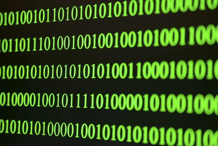 Gerahmter Druck : Grüner binärer Code in geordneten Zeilen auf einem dunklen Hintergrund. Gerahmter Druck : Grüner binärer Code in geordneten Zeilen auf einem dunklen Hintergrund.