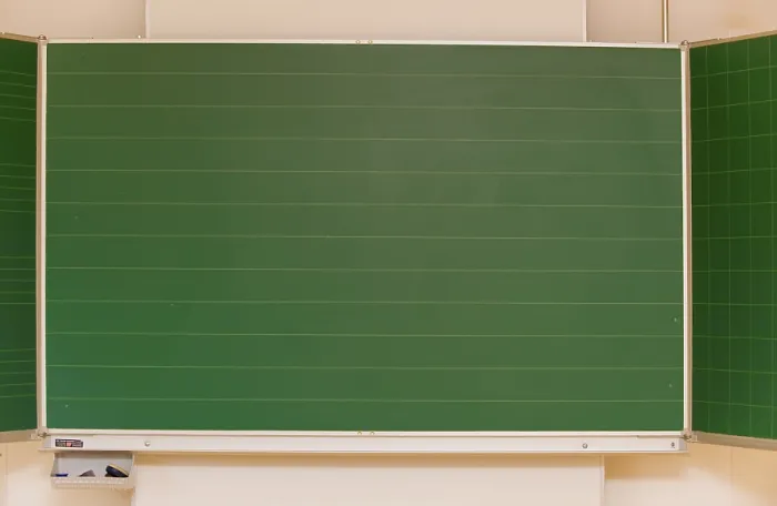 Gerahmter Druck : Grüne Tafel mit Kreide Gerahmter Druck : Grüne Tafel mit Kreide