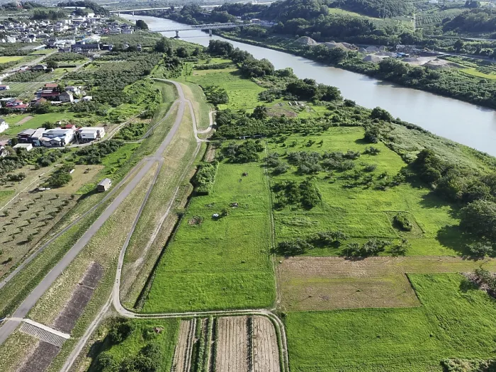 Gerahmter Druck : Ein grüner Feld mit einem Fluss, der durch es hindurch fließt. Gerahmter Druck : Ein grüner Feld mit einem Fluss, der durch es hindurch fließt.