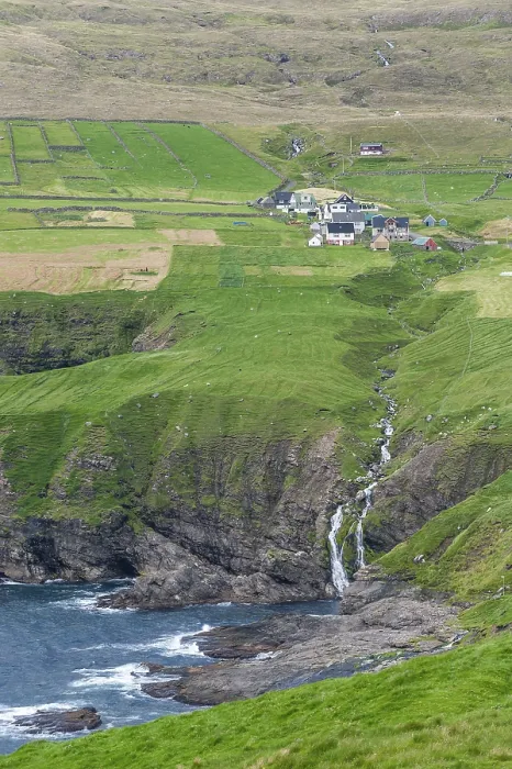 Gerahmter Druck : Grüne Felder mit einem Wasserfall an der Küste. Gerahmter Druck : Grüne Felder mit einem Wasserfall an der Küste.