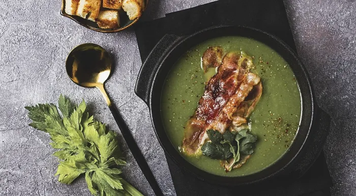 Gerahmter Druck : Grüner Mashed-Salat, mit Speck und Croûtons Gerahmter Druck : Grüner Mashed-Salat, mit Speck und Croûtons