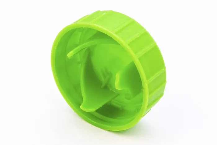 Gerahmter Druck : Grüner Plastikflaschenverschluss. Studioaufnahme. Gerahmter Druck : Grüner Plastikflaschenverschluss. Studioaufnahme.