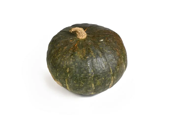 Gerahmter Druck : Grüner Zucchini auf weißem Hintergrund. Gerahmter Druck : Grüner Zucchini auf weißem Hintergrund.