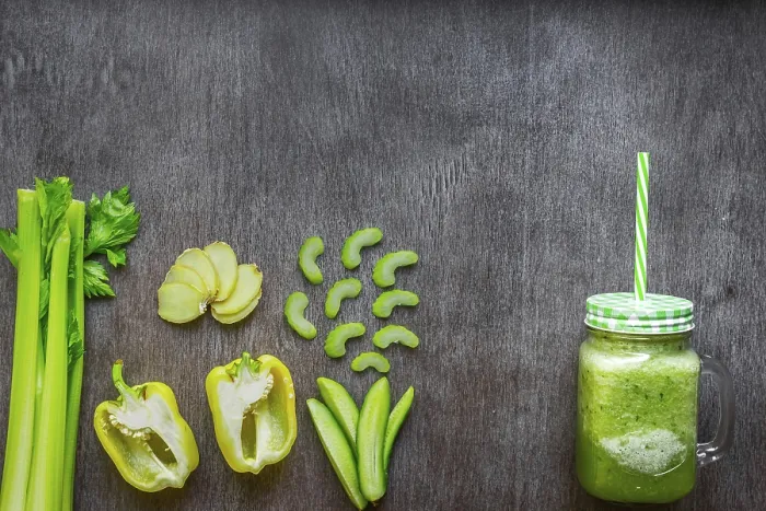 Gerahmter Druck : Grüner Salat-Smoothie mit Sellerie. Gerahmter Druck : Grüner Salat-Smoothie mit Sellerie.