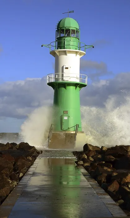 Gerahmter Druck : Grün-weißer Leuchtturm mit Wellen. Gerahmter Druck : Grün-weißer Leuchtturm mit Wellen.