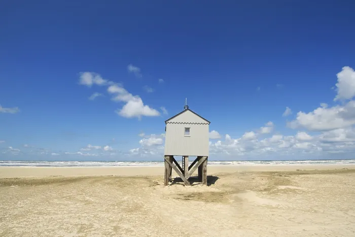 Gerahmter Druck : Graues Strandhaus.