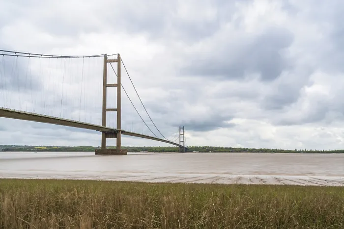 Gerahmter Druck : Graue Wolken über der Humber-Brücke. Gerahmter Druck : Graue Wolken über der Humber-Brücke.
