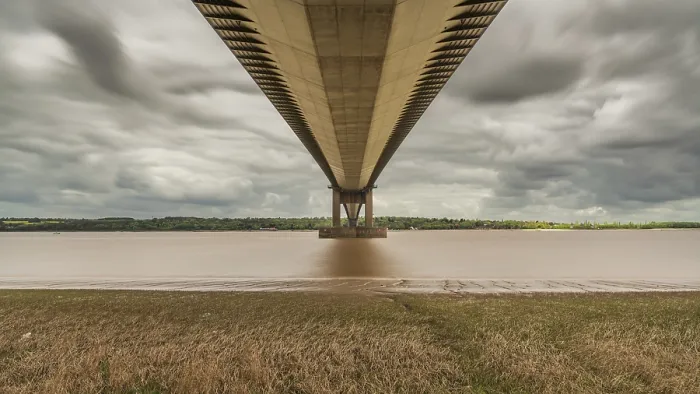 Gerahmter Druck : Graue Wolken über der Humberbrücke. Gerahmter Druck : Graue Wolken über der Humberbrücke.