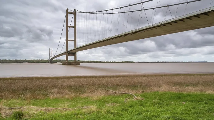 Gerahmter Druck : Graue Wolken über der Humber-Brücke. Gerahmter Druck : Graue Wolken über der Humber-Brücke.