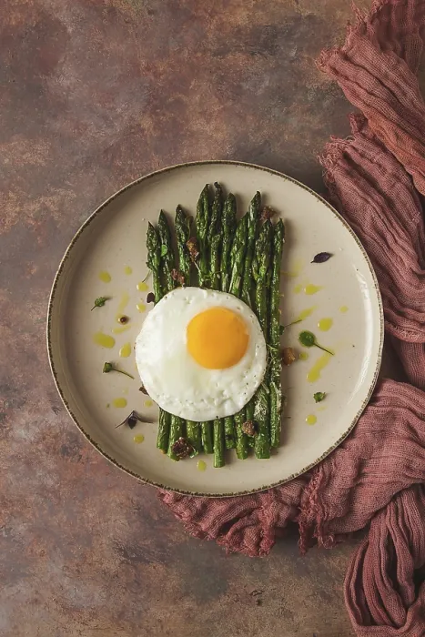 Gerahmter Druck : Gegrillter Spargel, mit gebratenem Ei. Gerahmter Druck : Gegrillter Spargel, mit gebratenem Ei.