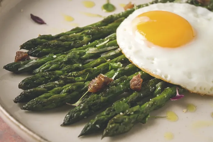 Gerahmter Druck : Gegrillter Spargel, mit gebratenem Ei. Gerahmter Druck : Gegrillter Spargel, mit gebratenem Ei.