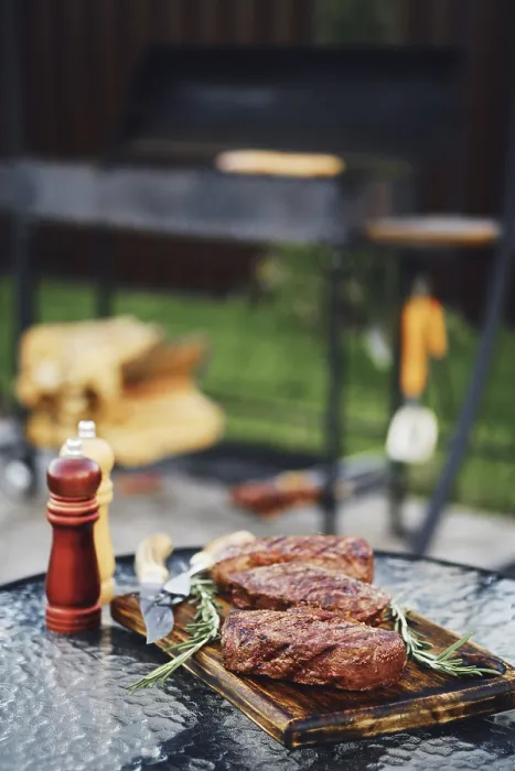 Gerahmter Druck : Gegrilltes Rindersteak im Garten. Gerahmter Druck : Gegrilltes Rindersteak im Garten.