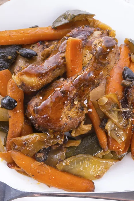 Gerahmter Druck : Gegrilltes Hühnchen mit Gemüse. Gerahmter Druck : Gegrilltes Hühnchen mit Gemüse.