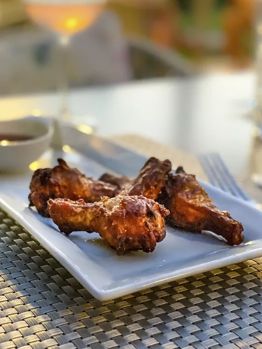 Gerahmter Druck : Gegrillte Hähnchenflügel Gerahmter Druck : Gegrillte Hähnchenflügel