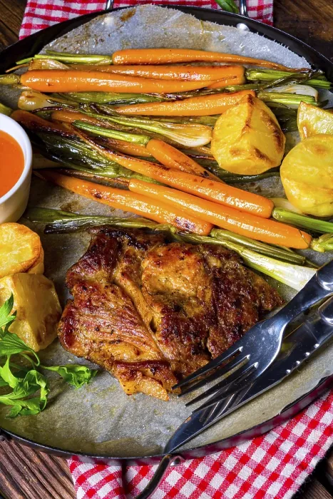 Gerahmter Druck : Gegrillte Kragen mit karamellisierten Gemüse. Gerahmter Druck : Gegrillte Kragen mit karamellisierten Gemüse.
