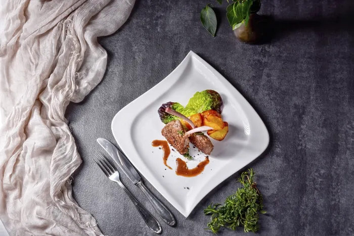Gerahmter Druck : Gegrillte Lammkoteletts mit Kartoffeln. Gerahmter Druck : Gegrillte Lammkoteletts mit Kartoffeln.