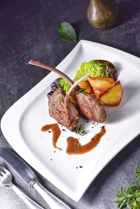 Gerahmter Druck : Gegrillte Lammkoteletts mit Kartoffeln. Gerahmter Druck : Gegrillte Lammkoteletts mit Kartoffeln.