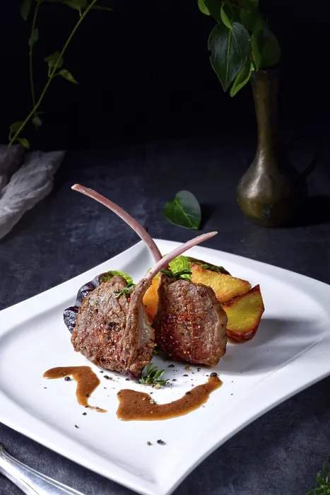 Gerahmter Druck : Gegrillte Lammkoteletts mit Kartoffeln. Gerahmter Druck : Gegrillte Lammkoteletts mit Kartoffeln.