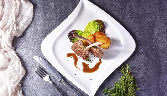 Gerahmter Druck : Gegrillte Lammkoteletts mit Kartoffeln. Gerahmter Druck : Gegrillte Lammkoteletts mit Kartoffeln.