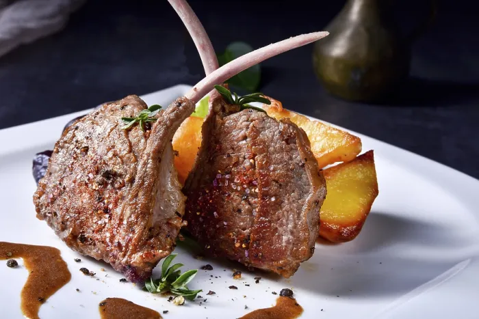 Gerahmter Druck : Gegrillte Lammkoteletts mit Kartoffeln. Gerahmter Druck : Gegrillte Lammkoteletts mit Kartoffeln.