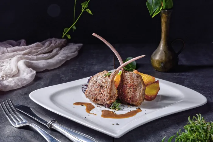 Gerahmter Druck : Gegrillte Lammkoteletts mit Kartoffeln. Gerahmter Druck : Gegrillte Lammkoteletts mit Kartoffeln.
