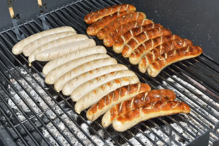 Gerahmter Druck : Gegrillte Würstchen auf einem Ganzen Hintergrund. Gerahmter Druck : Gegrillte Würstchen auf einem Ganzen Hintergrund.