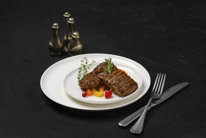 Gerahmter Druck : Zwei gegrillte Steaks auf einem Teller. Gerahmter Druck : Zwei gegrillte Steaks auf einem Teller.