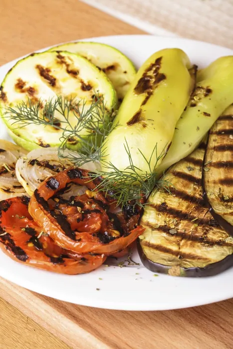 Gerahmter Druck : Gegrillte Gemüse: Aubergine, Zucchini. Gerahmter Druck : Gegrillte Gemüse: Aubergine, Zucchini.