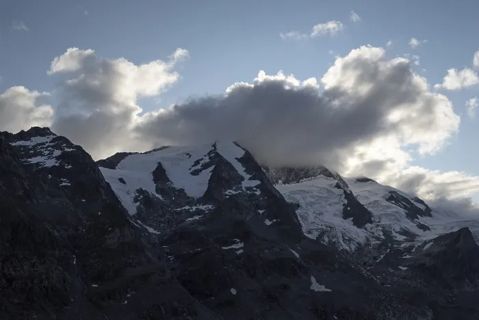 Gerahmter Druck : Großglockner, Gipfel in Wolken Gerahmter Druck : Großglockner, Gipfel in Wolken