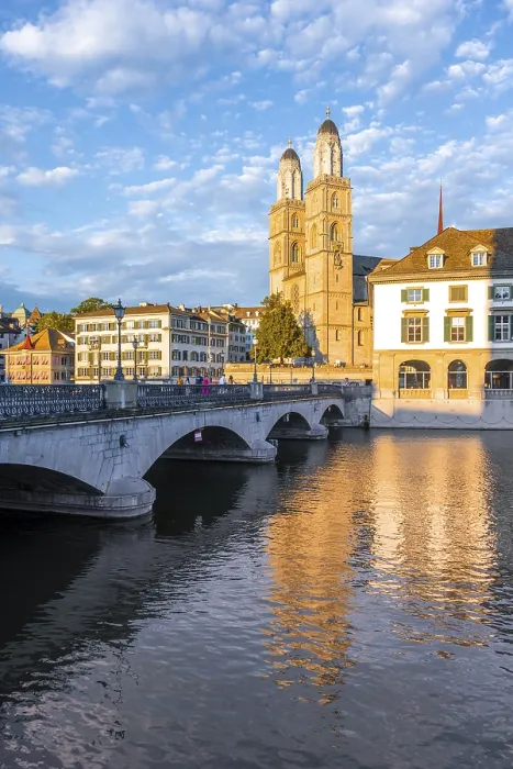 Gerahmter Druck : Grossmünster, Abendstimmung. Gerahmter Druck : Grossmünster, Abendstimmung.