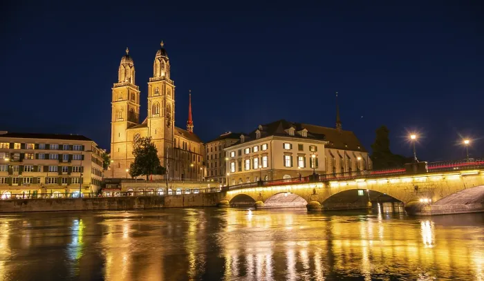 Gerahmter Druck : Grossmünster spiegelt sich im Limmat. Gerahmter Druck : Grossmünster spiegelt sich im Limmat.
