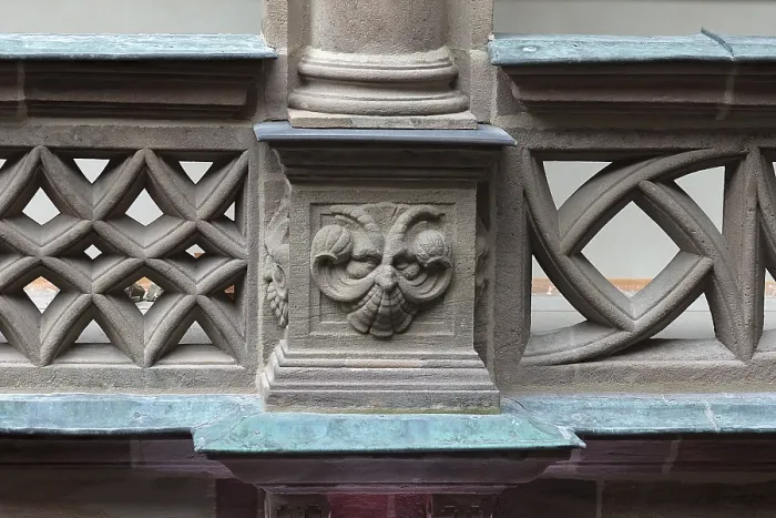 Gerahmter Druck : Grotesk auf einer Säule im Pellerhof. Gerahmter Druck : Grotesk auf einer Säule im Pellerhof.