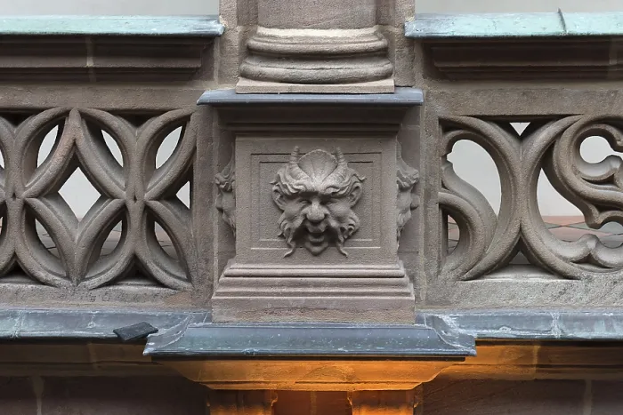Gerahmter Druck : Groteske auf einer Säule im Pellerhof. Gerahmter Druck : Groteske auf einer Säule im Pellerhof.