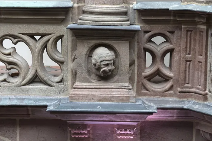 Gerahmter Druck : Groteske an den Säulen im Pellerhof. Gerahmter Druck : Groteske an den Säulen im Pellerhof.