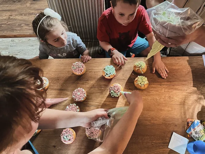 Gerahmter Druck : Gruppe von Kindern backt Kuchen. Gerahmter Druck : Gruppe von Kindern backt Kuchen.