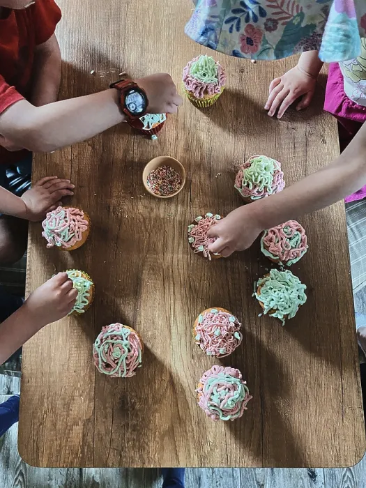 Gerahmter Druck : Gruppe von Kindern backt Kuchen. Gerahmter Druck : Gruppe von Kindern backt Kuchen.