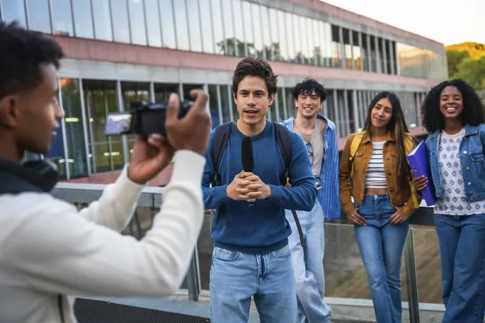 Gerahmter Druck : Gruppe diverser Universitätsstudenten, die zusammenarbeiten. Gerahmter Druck : Gruppe diverser Universitätsstudenten, die zusammenarbeiten.