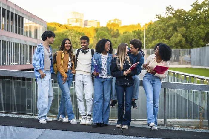Gerahmter Druck : Gruppe junger multikultureller Schüler, die sich zusammenstellen. Gerahmter Druck : Gruppe junger multikultureller Schüler, die sich zusammenstellen.