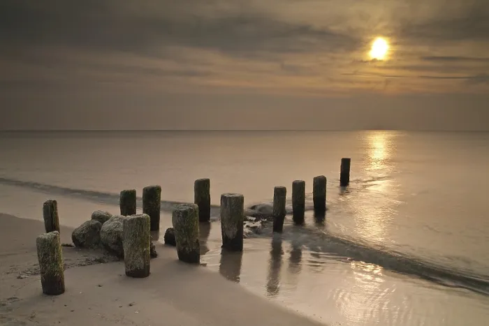 Gerahmter Druck : Ein Deich am Weststrand. Gerahmter Druck : Ein Deich am Weststrand.