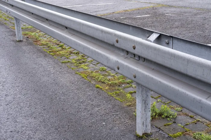 Gerahmter Druck : Schutzgeländer teilt die Straße. Gerahmter Druck : Schutzgeländer teilt die Straße.